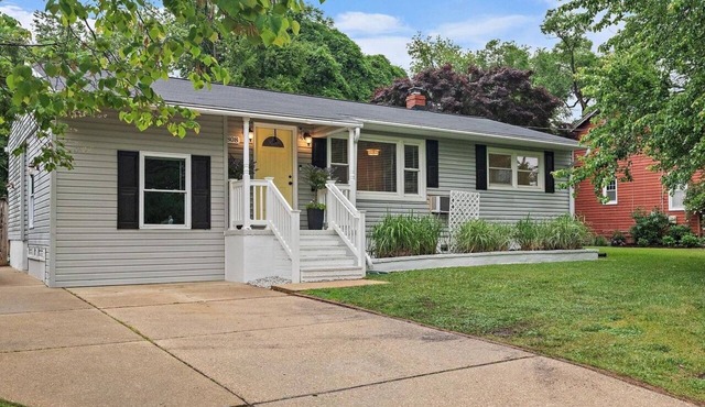 Pet Friendly, 4 Bedrooms in Annapolis, MD less than 2 miles to Naval Academy.