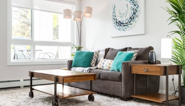 Pet Friendly Apartment w/Free Underground Parking & Sofa Bed
