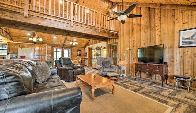 Pet-Friendly Broken Bow Gem with Deck and Grill!