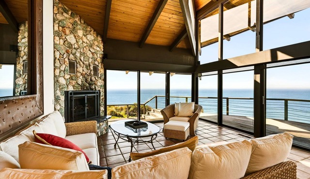 Pet-Friendly Designer Oceanfront 3B House with King Beds & Hot Tub & Outdoor Kit