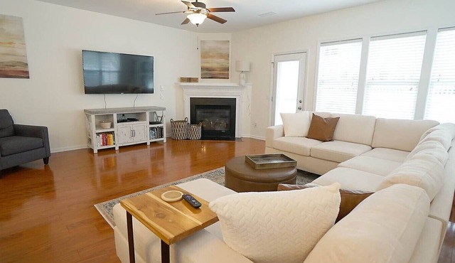 Pet-friendly End-unit Townhome with Community Pool in Raleigh