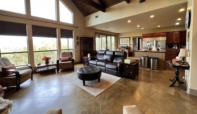 Pet Friendly Hill country home with urban conveniences