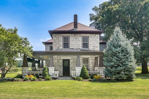Pet-Friendly Home: Grill & Fire Pit in Manhattan