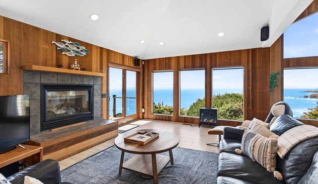 Pet-friendly Oceanfront Retreat w/King Beds & Hot Tub!