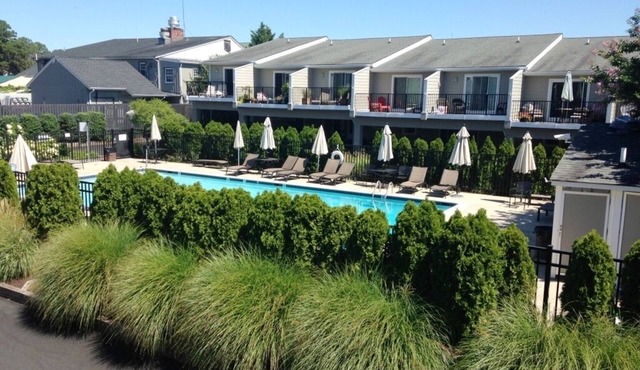 Pet Friendly Rehoboth Beach Townhouse Sleeps 8 w/Pool & Parking