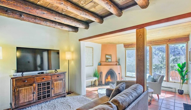 Pet-friendly Rental ~ 8 Mi to Taos Ski Valley