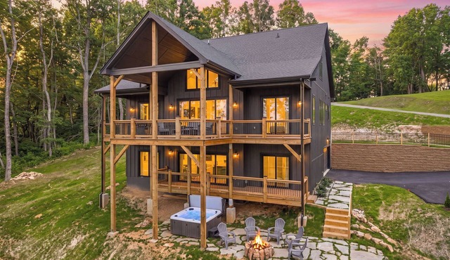 Phoenix Lodge - Killer Mountain Views, Hot Tub, Firepit + Sleeps 10