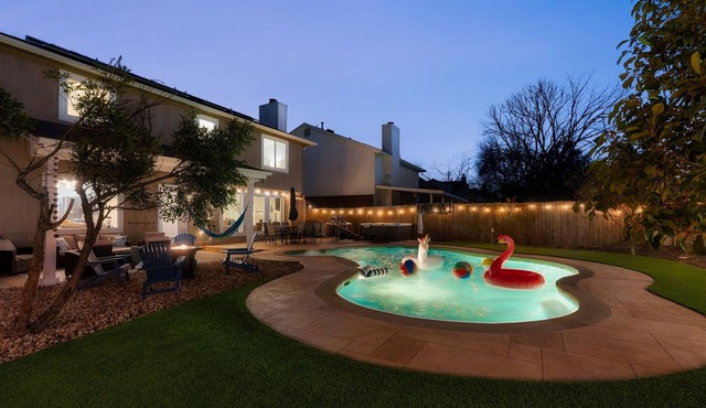 Pool+HotTub+Firepit+Grill+Billiards+MiniGolf+PS4 in Pflugerville