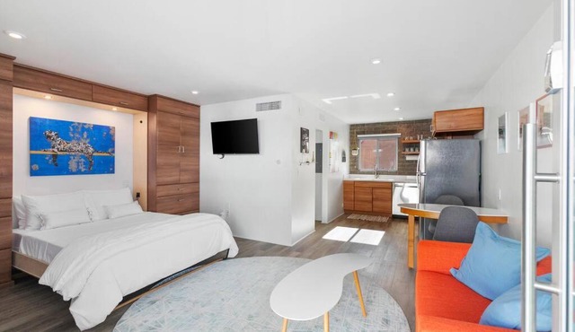 Poolside Studio in Central DTPH Location w/Pool in Phoenix