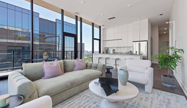 Prime 4BR Penthouse w/Skyline Views for Families