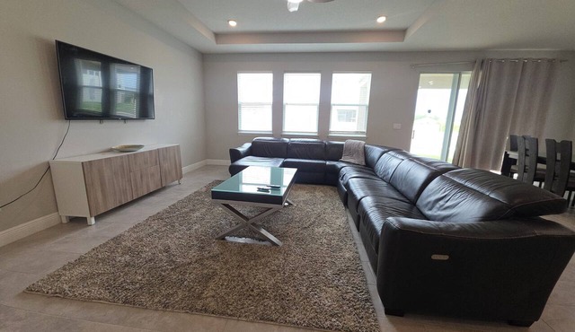 Prime Location - Spacious & Bright 4B 3Ba Home