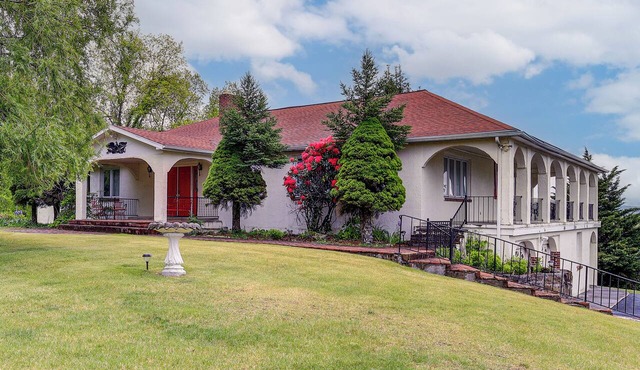 Princeton Mtn-View Estate: Vintage Charm