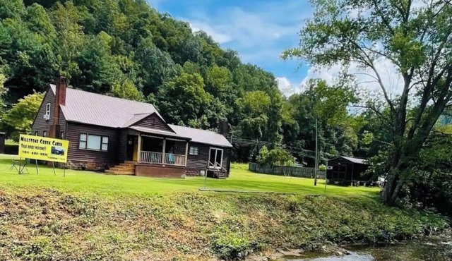 Private 5 bedroom home 1/2 mile to Buffalo Trail 14 plenty of parking! Bring em!