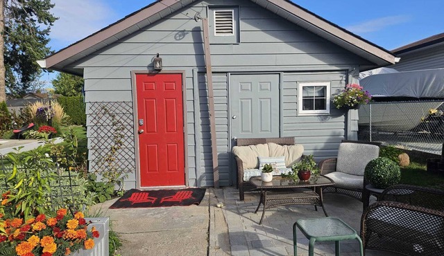 Private carriage house w/Hot tub &Pool