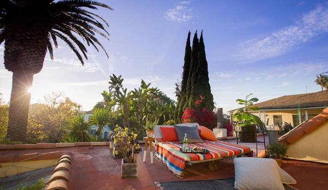 PRIVATE DESIGNER ROOFTOP GUEST SUITE WITH WI-FI AND AC!