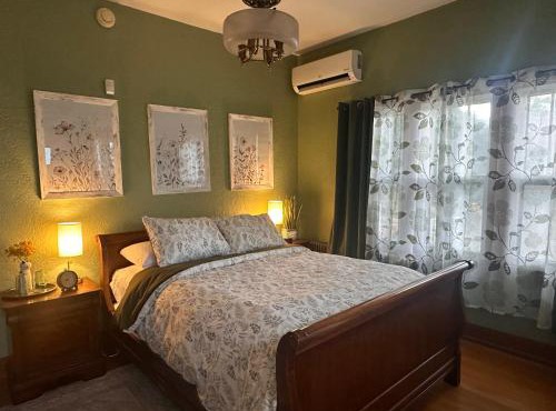 Private Gated Garden Suite in Historic Home, walk to UNM Football and Basketball, UNM and Pres Hospitals