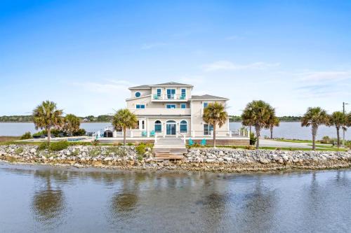 Private Island Home- Heated Pool, Views, Sleeps 24