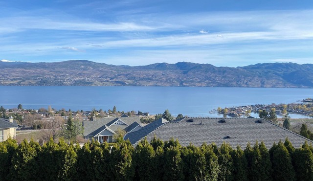 Private lake view 4-BR home in tranquil W Kelowna on Wine Trail- fenced,AC