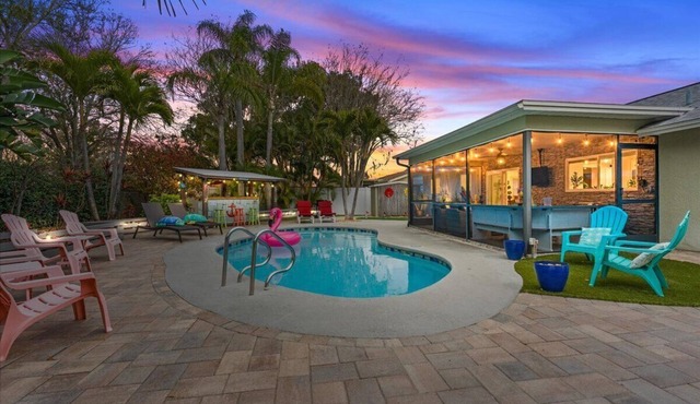 Private Palm Harbor Home H/Pool, Hot Tub, Tiki Bar, Putting Green and More!