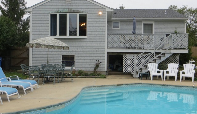 Private POOL, Central air, walk to beach, new kitchen, king MBR