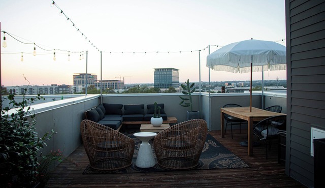Private Rooftop Skyline Views - Walk To Pearl