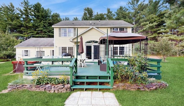 Private spacious mountain view w/beach rights, hot tub, spacious deck & firepit in Ossipee