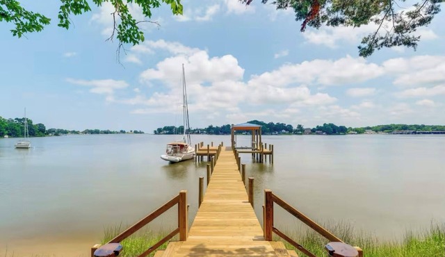 Private Waterfront Retreat w/dock on 7+ acre