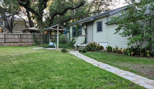 Quaint ACL Hideout In Luxury Neighborhood Near Downtown