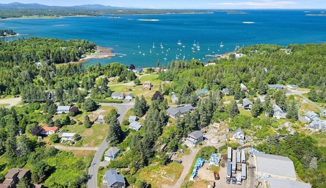 Quarry Village Compound; 4BR + Hot Tub on a workin