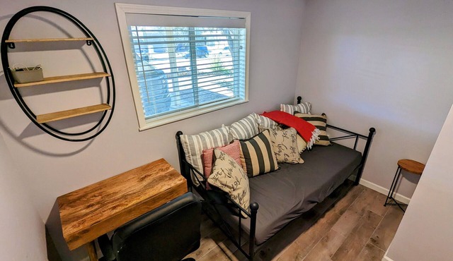 Quiet and Cozy Casita-One Mile from Nob Hill.