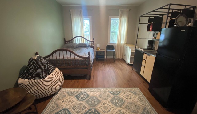 Quiet Midtown Studio, Private Entrance + Laundry