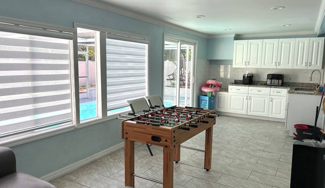 Quiet Pool Haven: 4BR - 9PPL, AC, WiFi, and Beaches Nearby in Pinellas Park