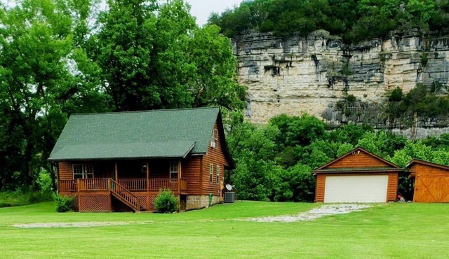 Quiet rustic retreat on the White River across from Handford Bluff