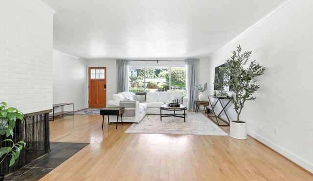Quiet & Updated Vancouver Getaway Family & Pet Friendly. AC & WIFI