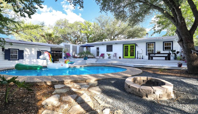 Rainbow Casas - Vibrant Primary Casa and Casita with Pool