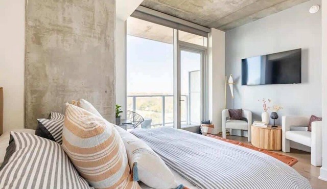 🎶 Rainey St Studio with Rooftop Pool + Skyline Views | Natiivo Honor 🌇 in Austin