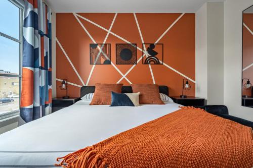 Rare Find, Double King Beds, Cozy and Vibrant