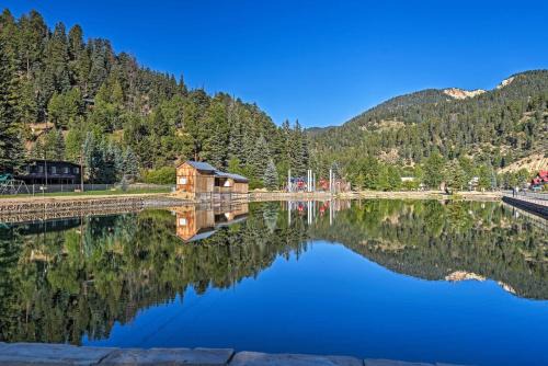 Red River Townhome with Balcony & Mtn Views!
