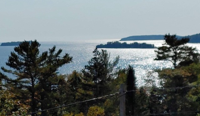 Redbird Cottage. Charming respite w/large wrap-around porch and ocean views