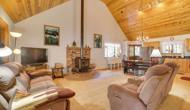 Relax Fireside + Play Games! Hiker’s Haven in Pine