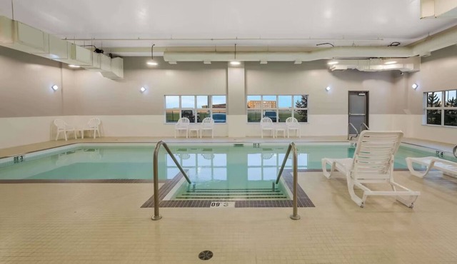 Relax in Style: 4 Spacious Rooms, Indoor Swimming Pool and Free Shuttle
