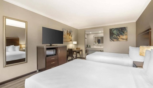 Relaxing Room w/Comfortable Bed + Spacious Layout Near Redondo Beach
