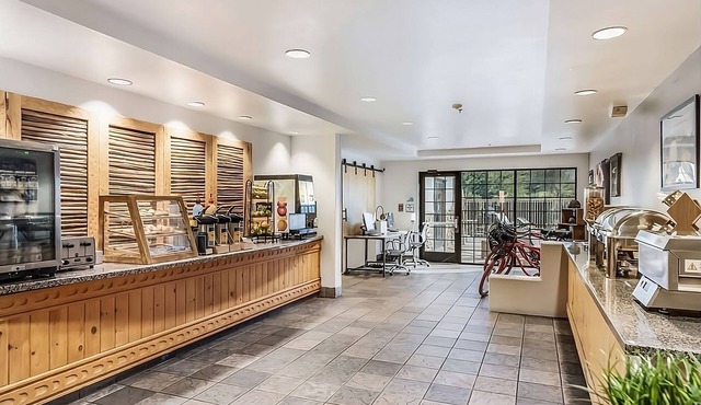 Relaxing Spacious Unit Near Attractions, Free, Wifi, Pool, Parking, Breakfast in Goodyear