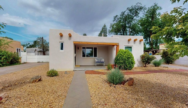 Remodeled 2bd/1ba Treasure in Old Town, Patio, AC