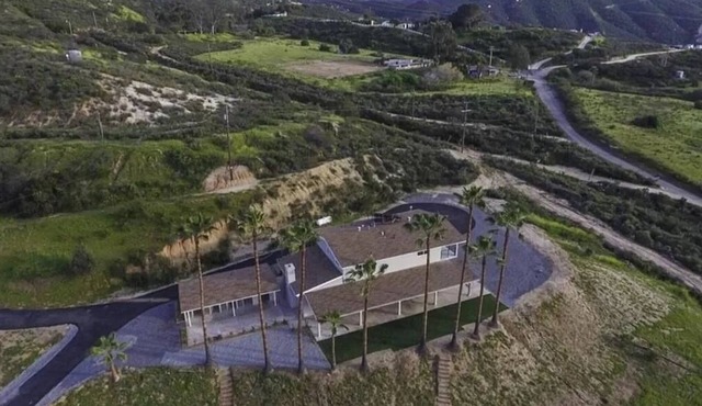 Remodeled 4-Bed Estate with VIEWS