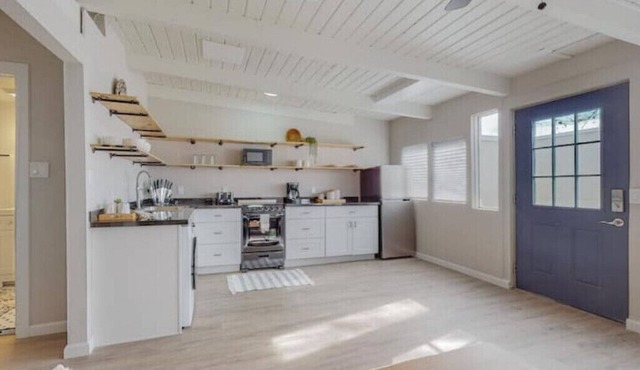 Remodeled Courtyard Apt w/King Bed, In-Unit W&D