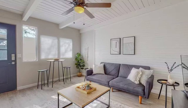 Remodeled Courtyard Apt w/King Bed, In-Unit W&D