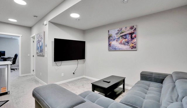 Remote Work Ready/Lake Access/Near South Health Campus/Games
