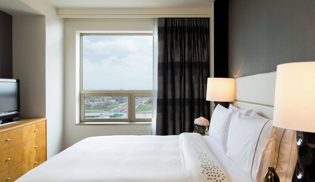 Renaissance Chicago O'Hare Suites Hotel in Chicago