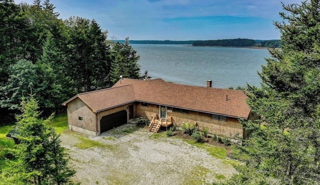 Renovated oceanfront home with stunning view & pebbly beach - snowbird-friendly